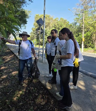 Educadores e participantes em vivência pelas ruas do território